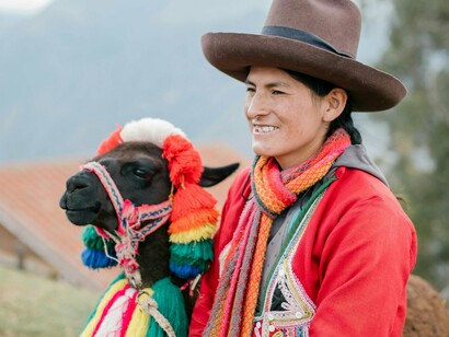 Peruana com sua lhama. Hábitos gastronômicos, vestimentas, gosto musical e mais uma infinidade de coisas… Estes e outros exemplos talvez façam de nós seres cultos ou coisa do tipo, mas o que talvez nós ainda não tenhamos parado para pensar é que tudo isso e muito mais talvez seja uma questão genética, é aquilo que feliz ou infelizmente, nos define, e está muito além do que nossos olhos podem ver