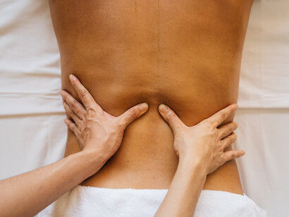 Manipolazione da parte di un osteopata della schiena di un paziente