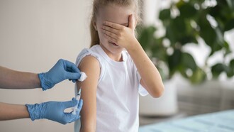La vacunación infantil ha transformado la historia de la salud pública al proteger generaciones enteras y convertir enfermedades antes mortales en amenazas prevenibles