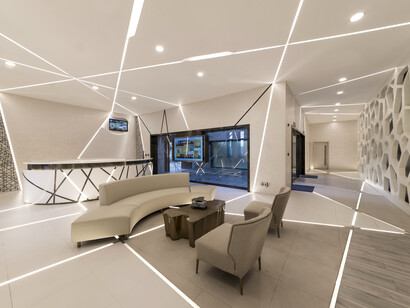 Tagli di luce che si incrociano tra loro