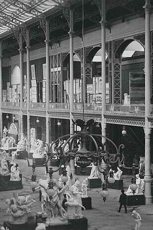 Esposizione universale del 1889, veduta generale dell'interno del Palais des Arts, gruppo di sculture