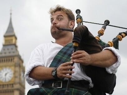 Bagpiper David Whitney plays the bagpipes near Big Ben and the Houses of Parliament, Photo: Reuters
