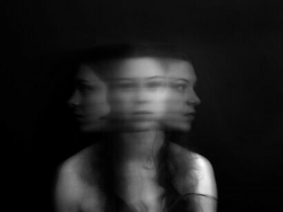 Volto sfocato. Le cose cambiano... o è questo che ci diciamo per evitare di rispondere di qualcosa
