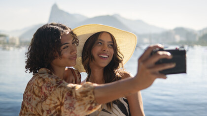 Deux amies à Rio, où la beauté du lieu et la chaleur des habitants se rencontrent dans leurs cœurs