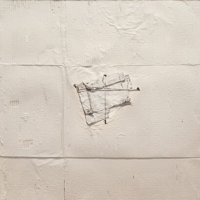 Julio Anaya Cabanding, After Tàpies, Tela blanca con cartón cosido, 2024. Cortesía de ADN Gallería