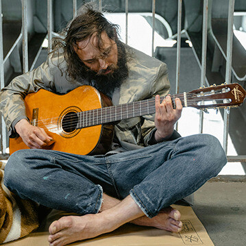 Homem em situação de rua. Eu entro mais tarde, trabalho nos bastidores de um restaurante, sou o tipo que lava a louça