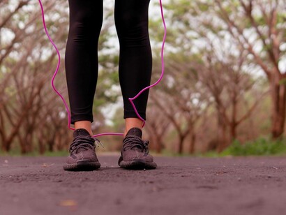 Primo piano di scarpe stile barefoot: "Camminare e correre con le scarpe barefoot è un’esperienza completamente diversa dalle calzature tradizionali"