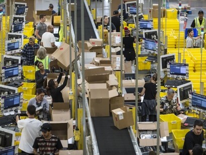 No todo son malas noticias: humanos y robots cooperan en la logística de grandes empresas como Amazon