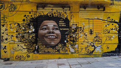 Street Art, Exarchia Artist: Skitsofrenis. Atene, Grecia. Rintanato nel centro di Atene a due passi da Omonia, Exarcheia non è un quartiere: è la diversità che interrompe e sgretola la normalità di tutto ciò che lo circonda. © Anna Lauvergnac