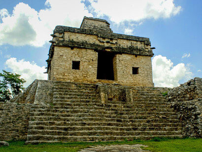 Dizibilchaltún: Templo de las siete muñecas, Yucatán, México