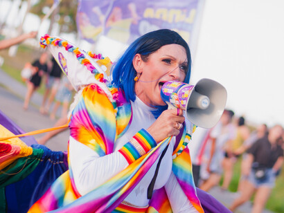 Educação, apoio a organizações, envolvimento político e respeito diário são ações fundamentais para promover a igualdade e inclusão da comunidade LGBTQIAPN+. Linda Brasil - 21ª Parada do Orgulho LGBTQIA+ de Aracaju (2022)