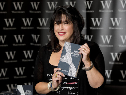 E.L. James con su libro 50 sombras de Grey