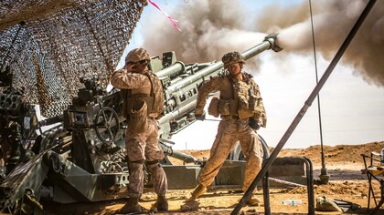 Soldados americanos accionan el obús M777 en su ayuda a las Fuerzas Democráticas Sirias en la ofensiva de Raqqa, marzo de 2007