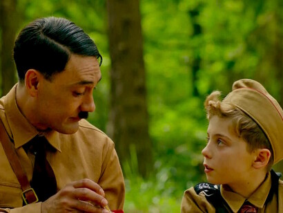 Jojo Betzler (Roman Griffin Davis) con su amigo imaginario, el mismísimo Adolf Hitler  (Taika Waititi)
