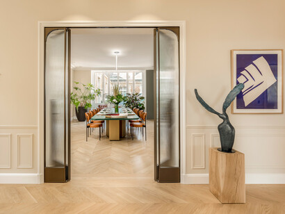 Boiserie in sintonia con i toni e gli spazi degli ambienti