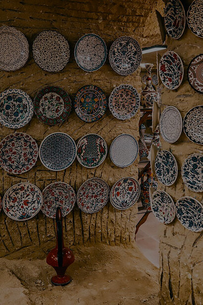 Hanging gracefully on the wall, ceramic plates intricately decorated with marbling art transport observers into the realm of Oriental splendor, where each piece tells a story of exquisite craftsmanship and cultural elegance