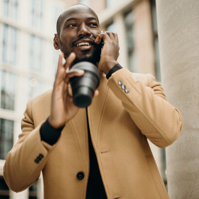 Executivo em uma ligação telefônica na entrada da empresa