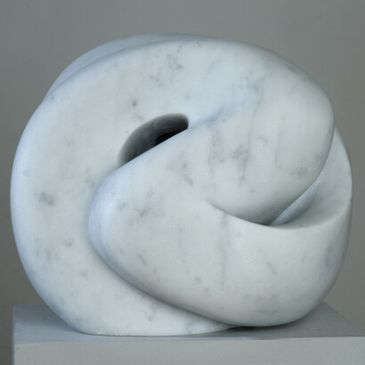 Jill Höjeberg, Humanizing Bending Stone 1, Marmo di Carrara, 28 x 25 x 24 cm, 2014