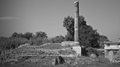 Il Foro Romano di Liternum: Scopri il cuore della vita pubblica di Liternum, con le sue antiche tabernae e gli imponenti edifici civili e religiosi, che raccontano la storia di una colonia romana fondata nel 194 a.C. Campania, Italia