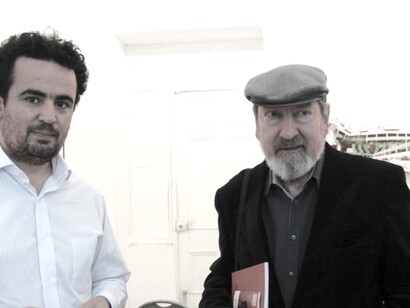 Manuel Silva Acevedo (derecha) recibió el Premio Nacional de Literatura en 2018