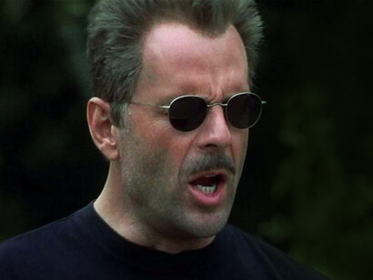 Bruce Willis in una scena del film "The Jackal" che lo vede tra i protagonisti