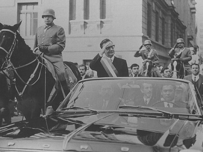 Salvador Allende escoltado por fuerzas militares, entre ellos Augusto Pinochet, en Santiago de Chile, 1970