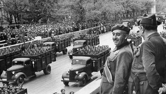 Francisco Franco presenciando un desfile militar