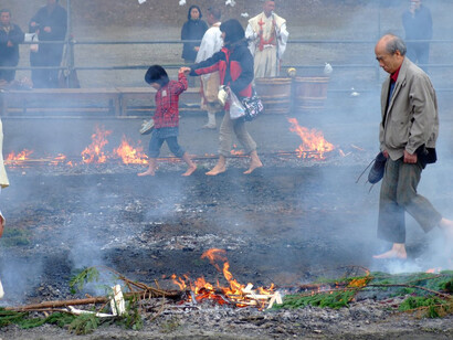 Fire walking in Cina