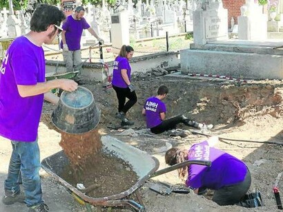 Voluntarios de la Asociación para la Recuperación de la Memoria Histórica en el cementerio del Carmen