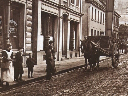 Kinder überqueren die Hauptstraße in Sonnborn auf der Höhe des Bogenträgers Nr.89 (links). Ein Pferd zieht einen Wagen (rechts), ca. 1903. (Siehe Cover, unten links)