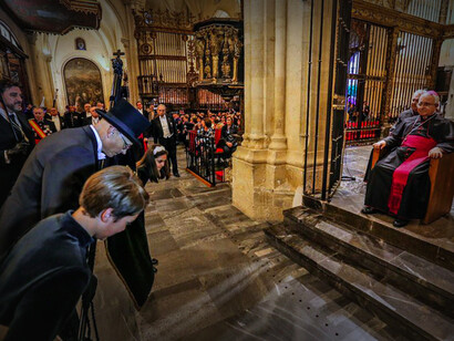 Federico Ros Cámara, Caballero Cubierto 2017, saluda al obispo Jesús Murgui en el interior del templo catedralicio