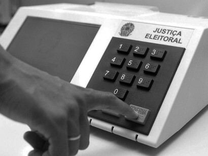 O modelo semi-presidencialista obriga o executivo a cumprir acordos políticos no início do mandato, evitando crises e promovendo a confiança do parlamento