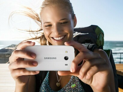 Una chica toma una foto con su móvil