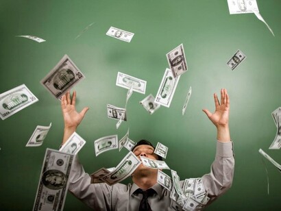 Un hombre lanzando por los aires su dinero