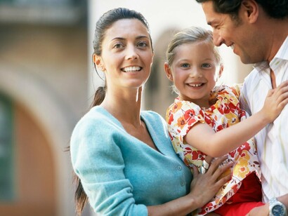 Una familia sonriente