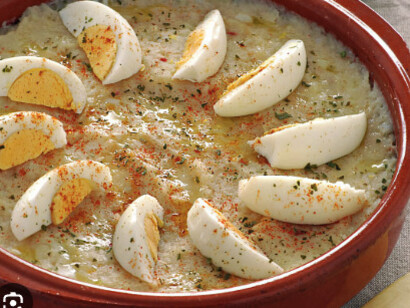 El atascaburras tiene una receta básica que se mantiene fiel a sus orígenes, aunque existen algunas variaciones dependiendo de la zona. En algunas versiones, se le añaden almendras o pan rallado para darle más cuerpo