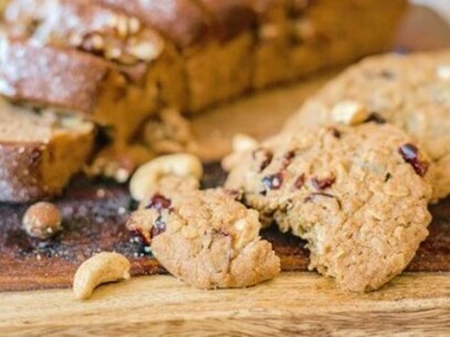 No caso de biscoitos, farinhas pobres em glúten são preferidas para conferir uma massa mais quebradiça e mais crocante