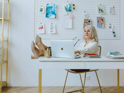 Mulher de meia idade feliz em seu trabalho. Se você está pensando em mudar de carreira ou dar um novo rumo à sua trajetória profissional, o primeiro passo é fazer um balanço das suas habilidades e interesses. O que você gosta de fazer? No que você é bom? Que atividades fazem seus olhos brilharem? Pode ser que você descubra uma paixão que sempre esteve ali, mas que nunca teve a chance de explorar profissionalmente