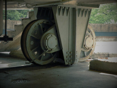 L'edificio, attraverso un articolato meccanismo rotante, aveva originariamente la possibilità di ruotare su se stesso