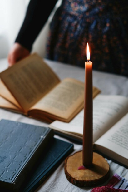 O gênero épico apresenta três elementos substanciais: personagem (ns), o acontecimento narrado, a história propriamente dita, e o espaço, local ou locais em se desenrolam os acontecimentos narrados. Além disso, há o tempo, pois os fatos narrados sucedem no tempo, ou seja, há sempre um antes e um depois