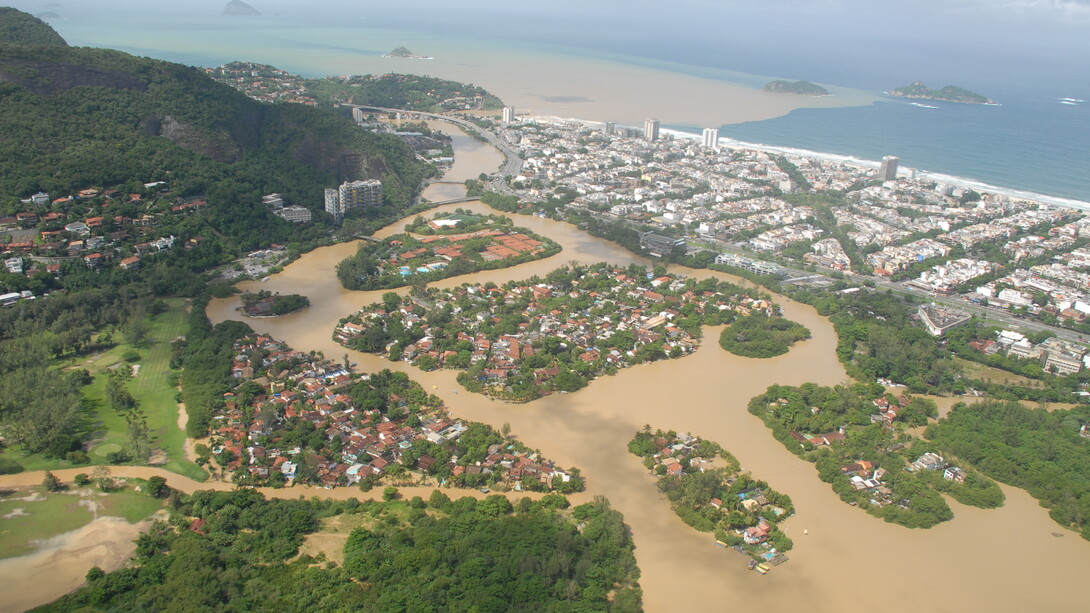 O desastre da região da baixada de Jacarepaguá e suas várias "cidades", fruto do crescimento urbano desordenado. Foto de Mario Moscatelli
