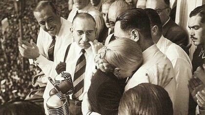 Eva llora y abraza a Perón (17 de octubre, 1951)