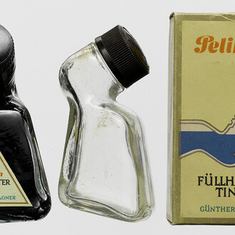 Wilhelm Wagenfeld, Tintenflaschen „Pelikan“, gefüllt und leer, mit 
Originalkarton, 1938. Mit freundlicher Genehmigung des Museums für Kunst und Gewerbe Hamburg