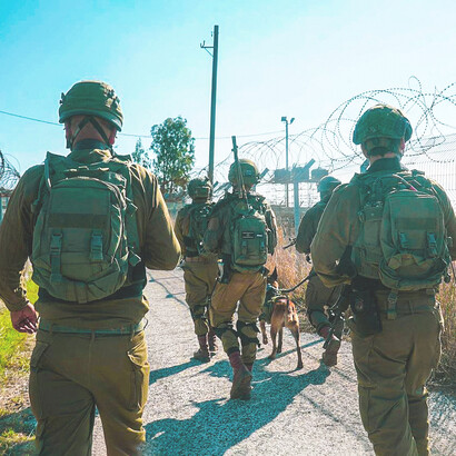 Tropa israelí recorriendo una zona en conflicto