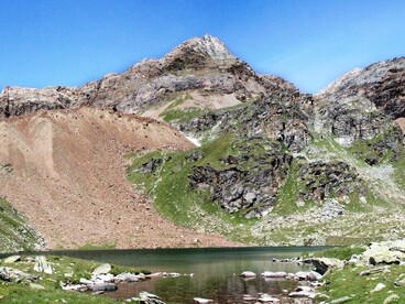 Lago di Luseney (circa 2.550 m) e la Becca di Luseney (3.504 m) si trovano nel Vallone di Saint-Barthélemy, in Valle d'Aosta, Italia