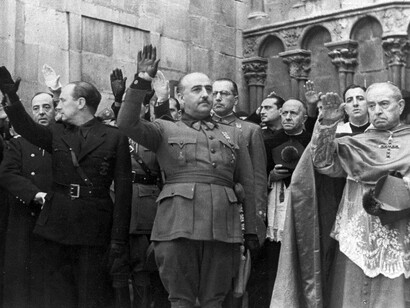 Francisco Franco y miembros de la Iglesia católica, que en su mayoría apoyaba la dictadura