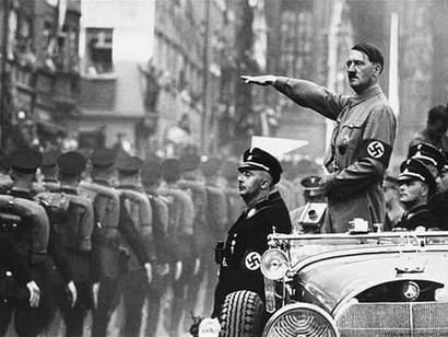 Hitler saluda a sus tropas