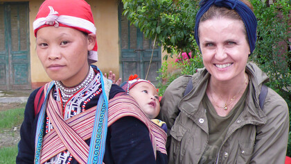 Marina Spadafora con una donna Red Hmong