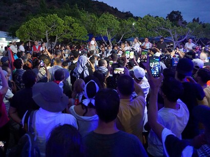 Thiago Ávila sta facendo un annuncio ai volontari e ai partecipanti della Global Sumud Flotilla, foto di Brahim Guedich, 10 settembre 2025