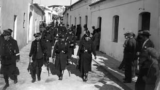 La Guardia Civil de la Segunda República llega al pueblo andaluz de Casas Viejas en 1933